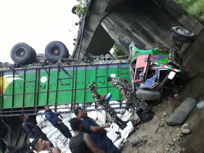 शिवखोला पुलबाट ट्रक खसेको चार घण्टापछि घाइते अवस्थामा चालकको उद्दार